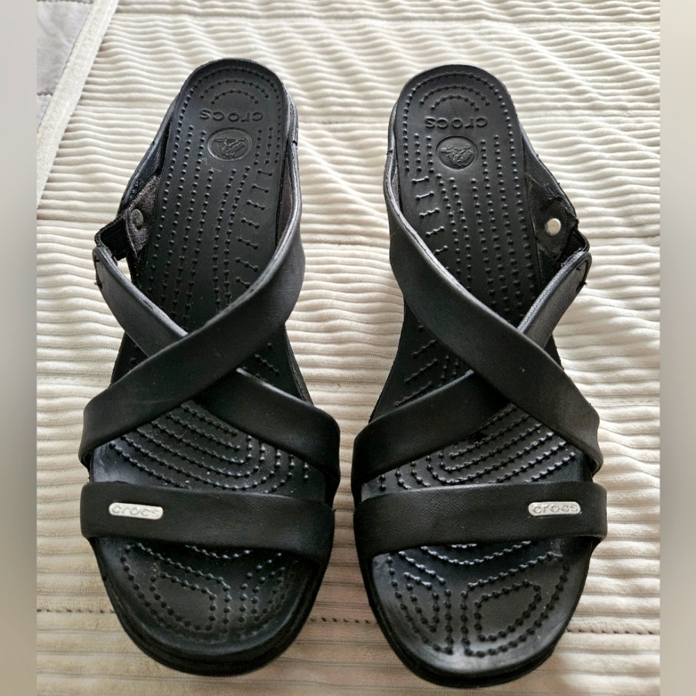 CROCS Cyprus Black Heel Sandals Crisscross Straps and Textured Footbed Size 10